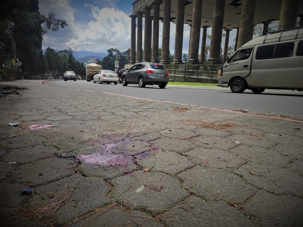 Identifican a hombre herido que estaba tendido sobre la 4a. calle de la zona 3 de Xela