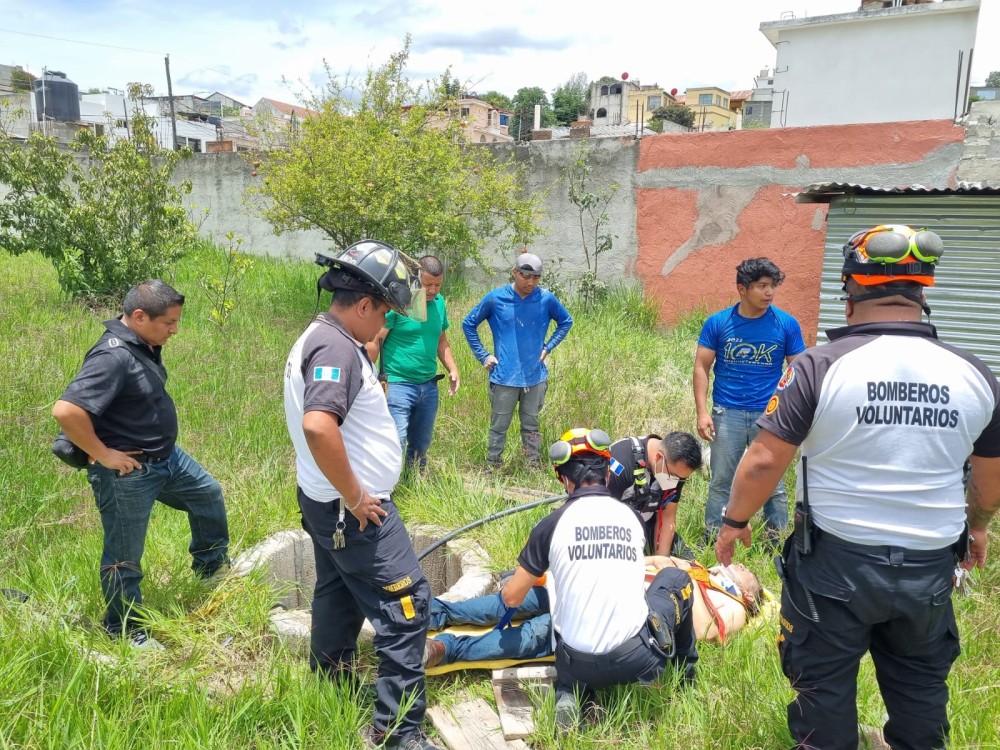 Hombre se salva de morir al caer a pozo