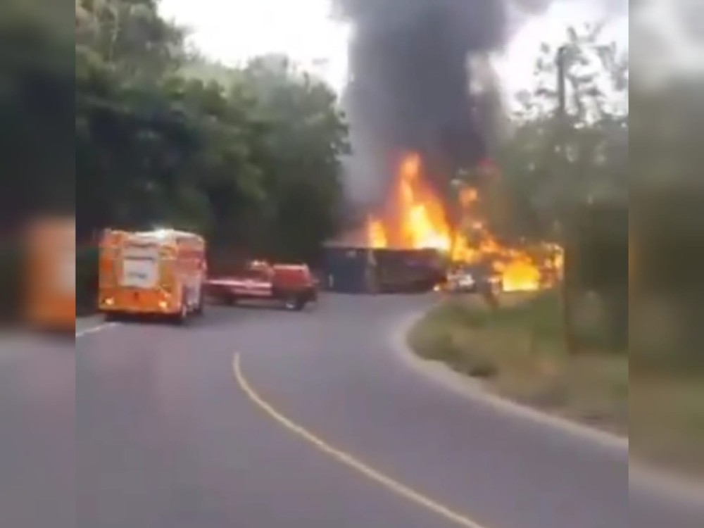 Imprudencia: Vehículo atraviesa el fuego ocasionado en un accidente de tránsito 