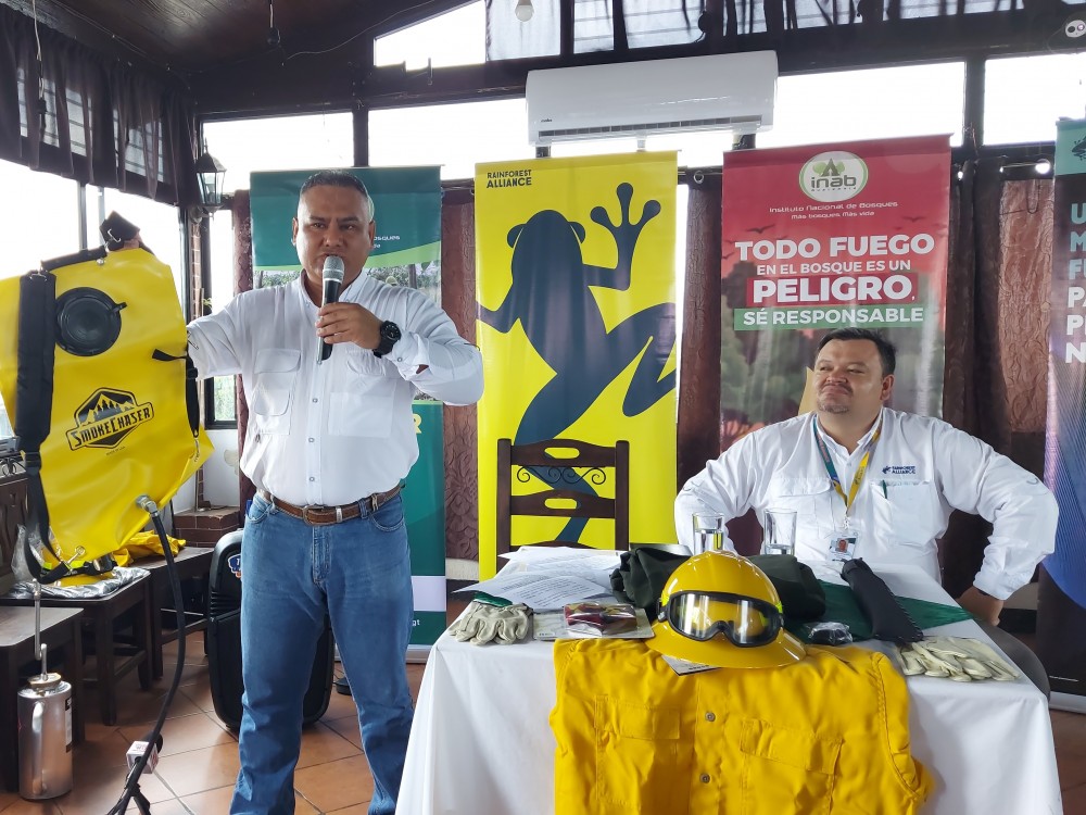 Inab de Suchitepéquez recibe donación de herramientas para el combate de incendios forestales