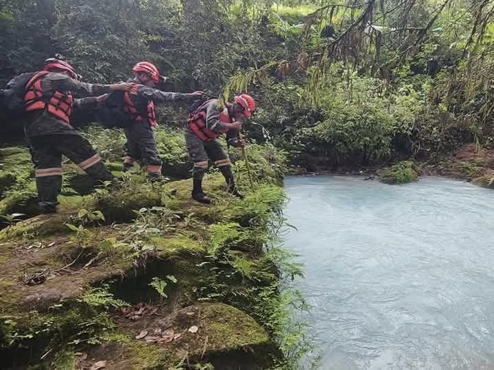 Incansable búsqueda de mujer en un río de Huehuetenango