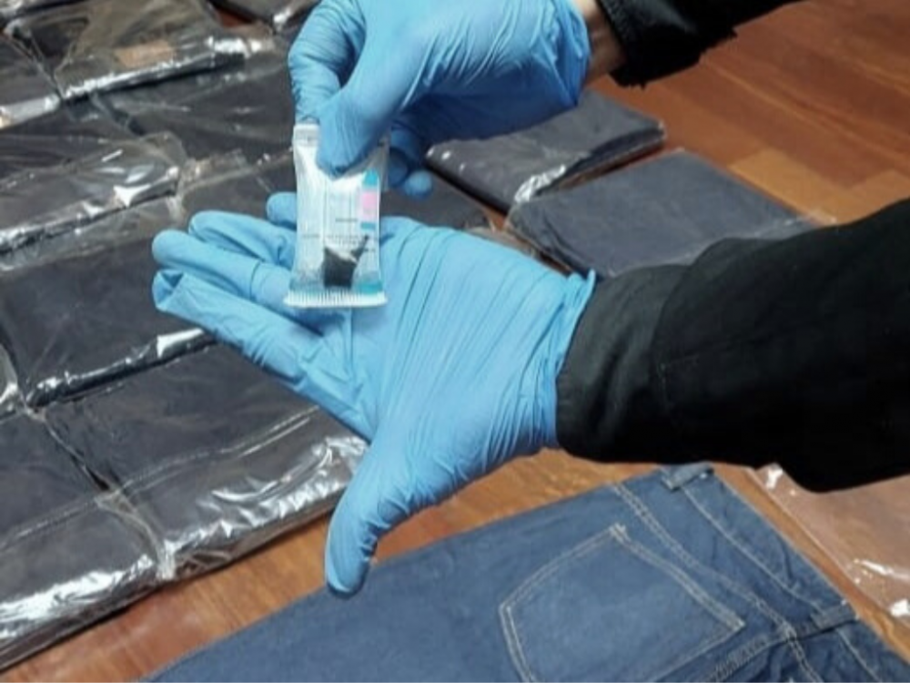 Incautan más cocaína que estaba escondida en pantalones que vinieron de Colombia