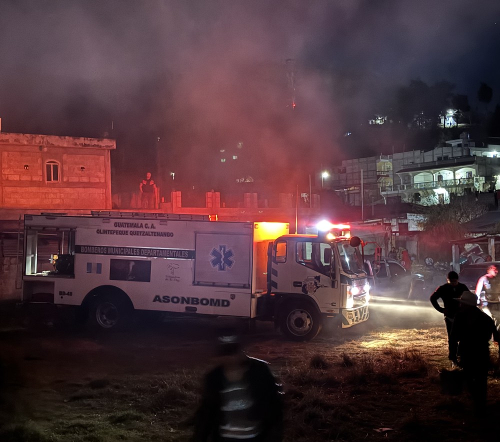 Incendio arrasa con fábrica de colchones en San Andrés Xecul, Totonicapán