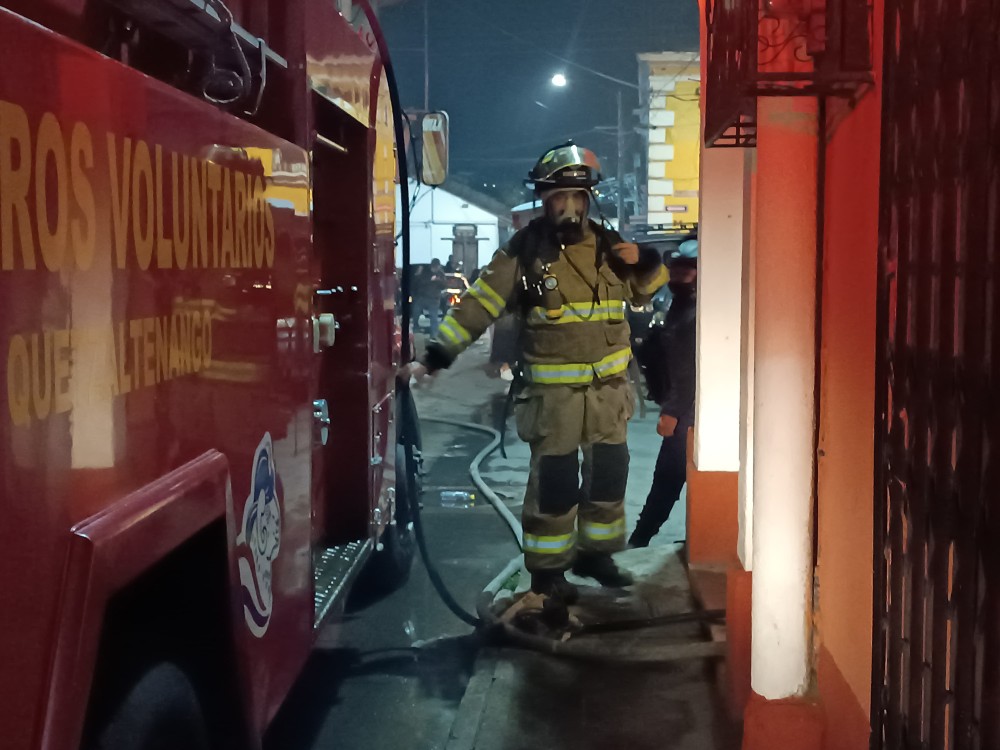 Incendio consume apartamento en zona 1 de Quetzaltenango