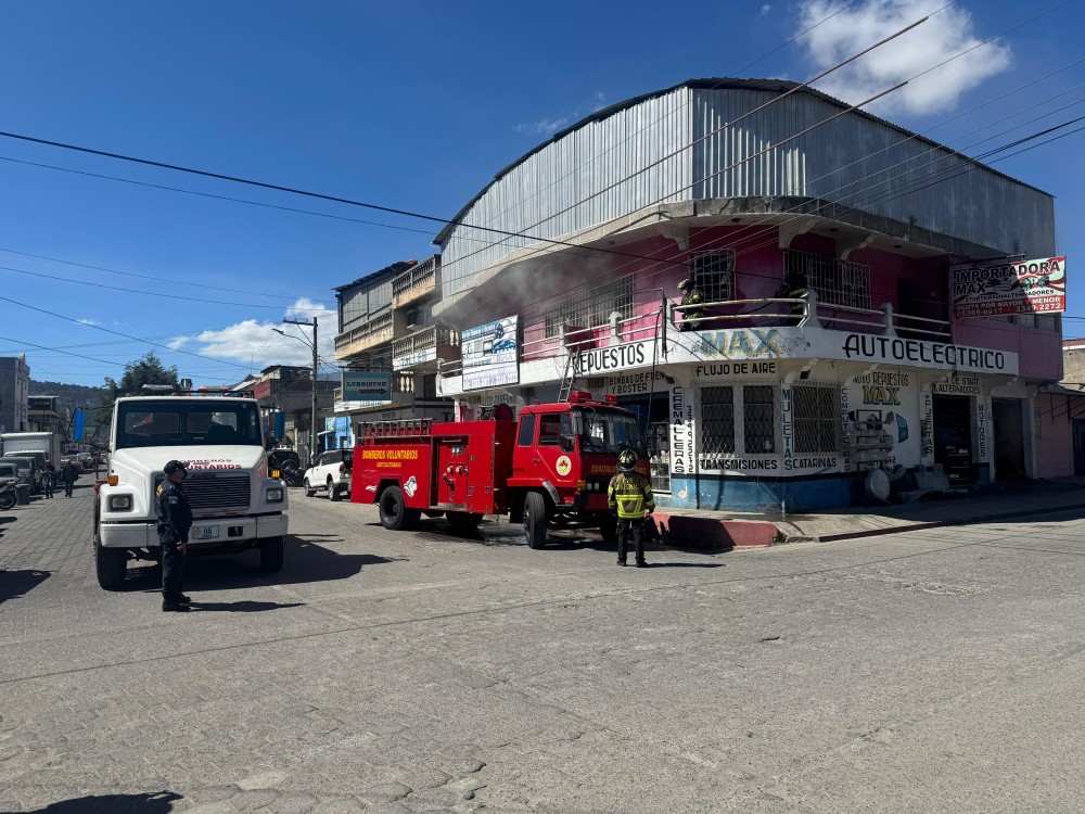 Incendio consume venta de repuestos en Xela 