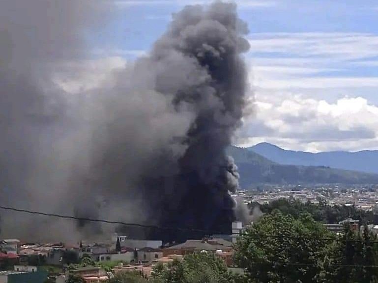 Incendio en bodega en la zona 8 de Xela, se extiende a comercios y clínicas cercanas 