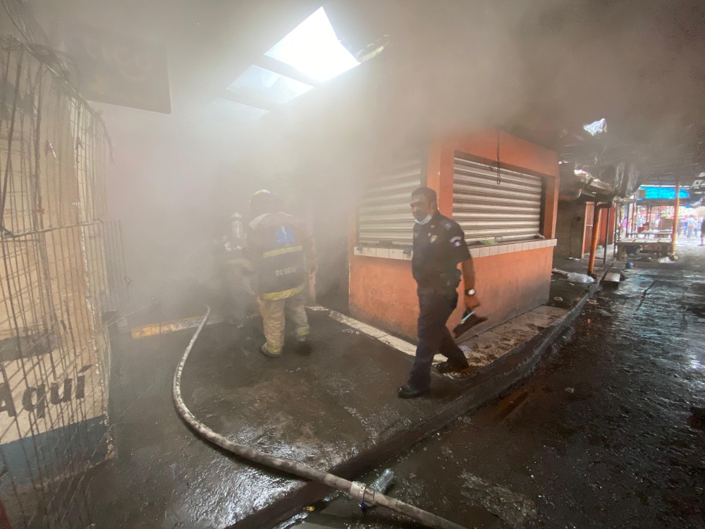 Incendio en la Terminal Minerva de Xela consume 12 locales y deja pérdidas millonarias 