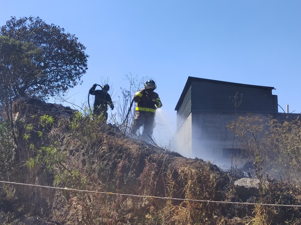 Incendio rastrero amenazaba a vivienda y negocio en la zona 5 de Xela