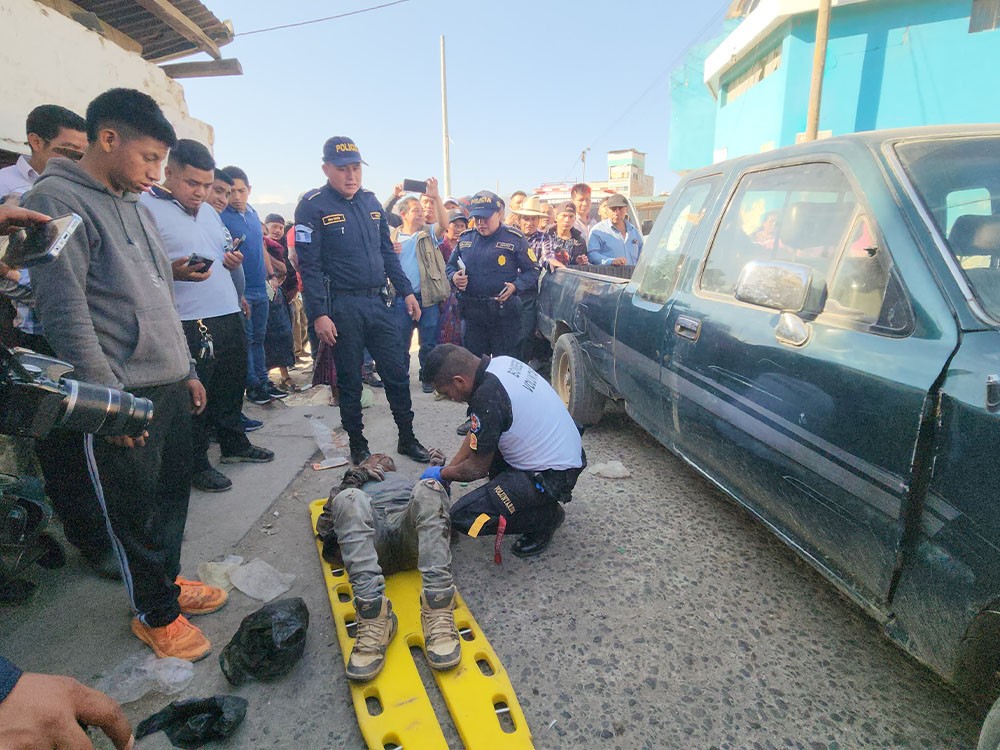 Indigente queda atrapado debajo de vehículo en Comitancillo, San Marcos