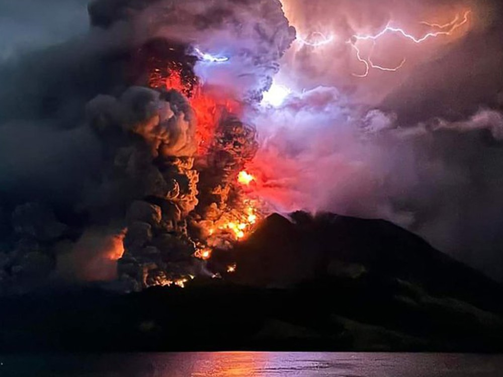 Indonesia activa la alerta por riesgo de tsunami tras la erupción del volcán Ruang