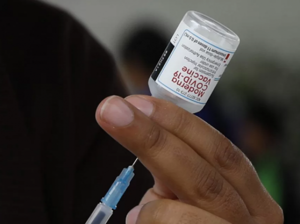Ingresarán dosis de Moderna para retomar vacunación de niños