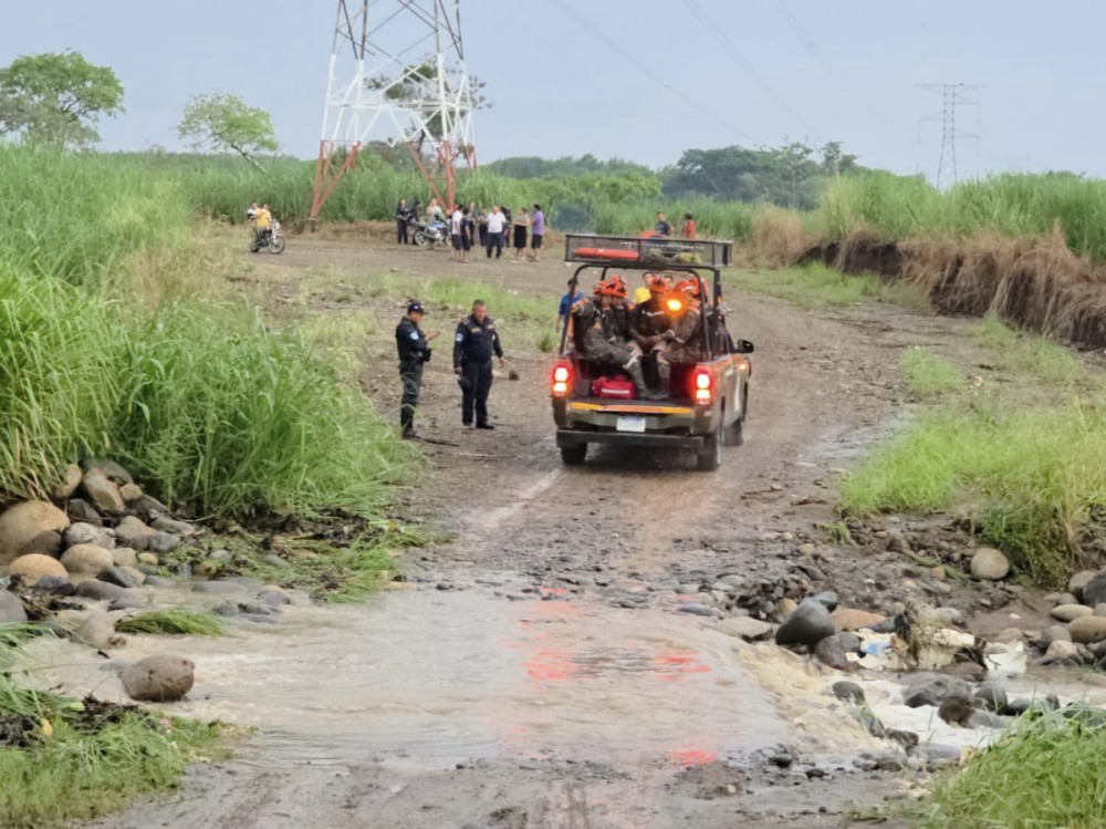 Inician búsqueda de madre e hija arrastradas por las correntadas de río en Suchitepéquez
