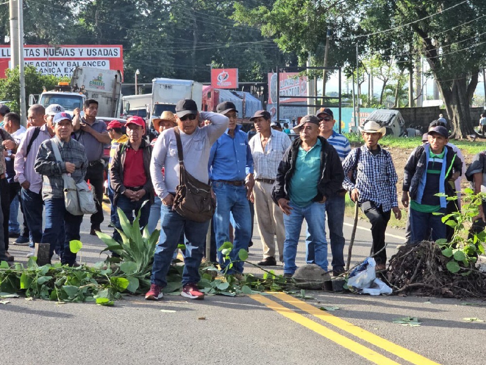 Jornada de bloqueos: exmilitares obstaculizan la ruta CA-2 y otros puntos del país