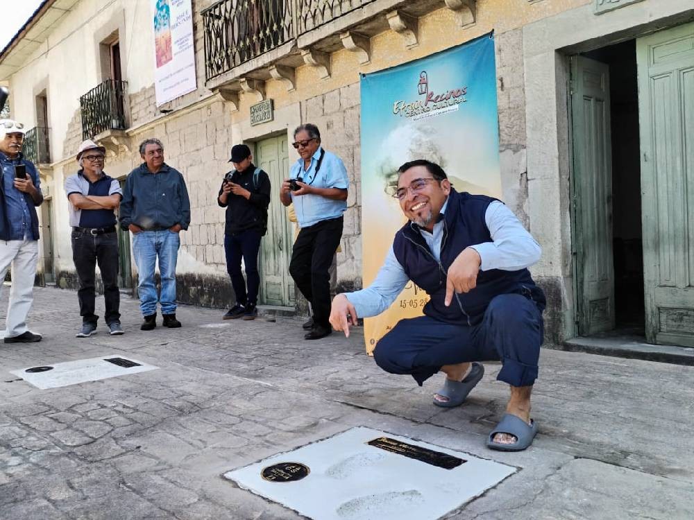 Josúe Hernández plasmas las huellas de sus pies en “La Calle de los Artistas”