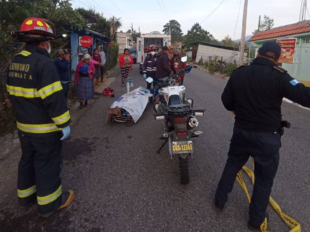 Joven motorista muere tras impactar contra un poste
