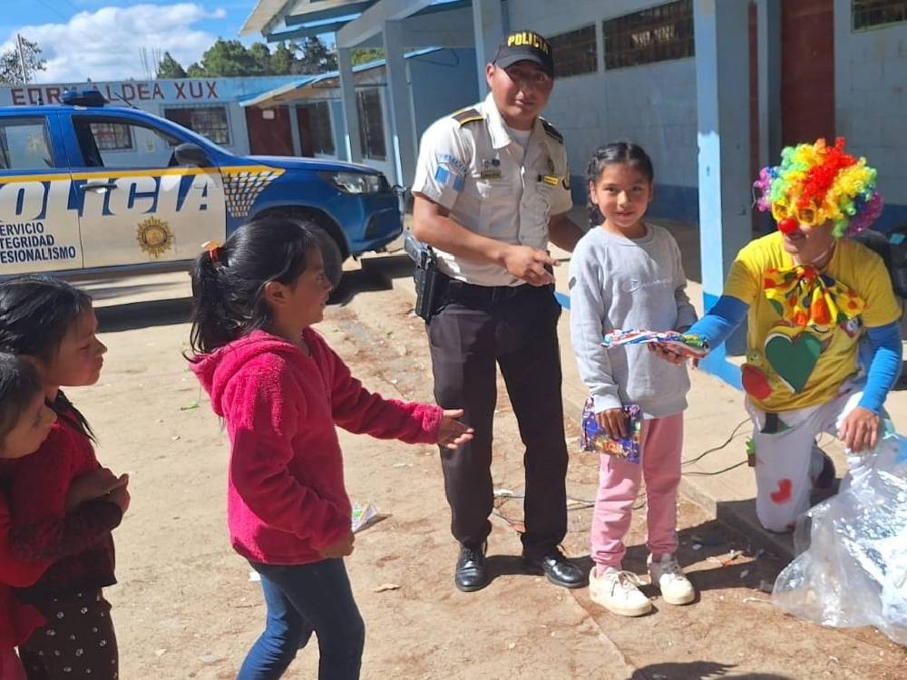 "Jóvenes en Acción Xela", buscan compartir alegría con más de 800 niños de escasos recursos 