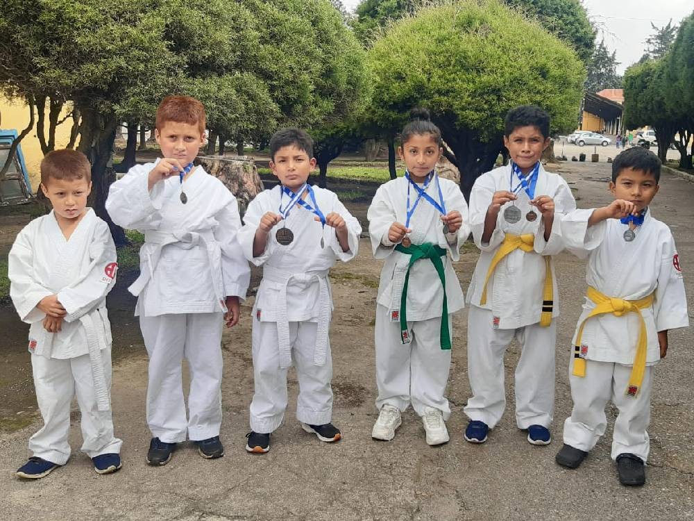 Karatecas quetzaltecos logran ocho medallas en torneo escolar