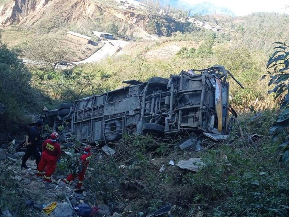 Autobús cae a un abismo y deja varios muertos en el sur de Perú