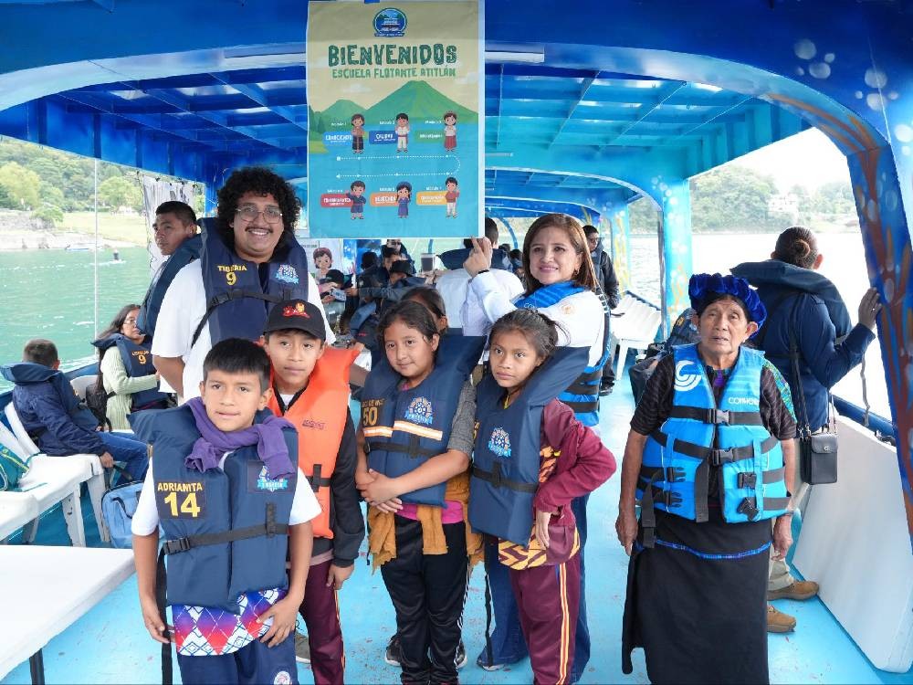 La Escuela Flotante Atitlán, un proyecto que busca impulsar la investigación y el cuidado del ambiente