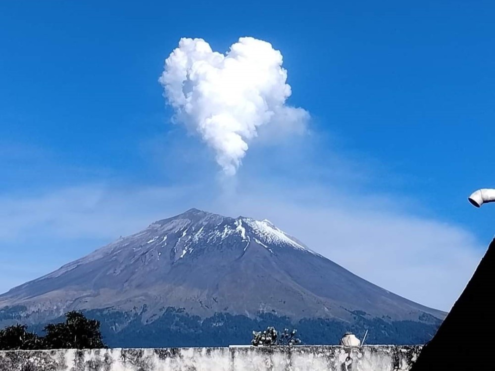 La impresionante fumarola en forma de corazón que expulsó el volcán Popocatépetl