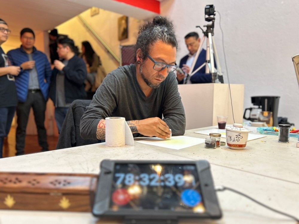 ¡LO LOGRA! José Molina, artista quetzalteco, rompe Récord Guinness dibujando más de 77 horas consecutivas