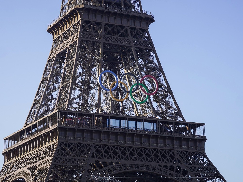 Los cinco aros olímpicos ya lucen en la Torre Eiffel 