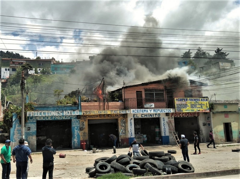 ÚLTIMA HORA: Incendio consume 90% de una vivienda en la zona 5 de Xela