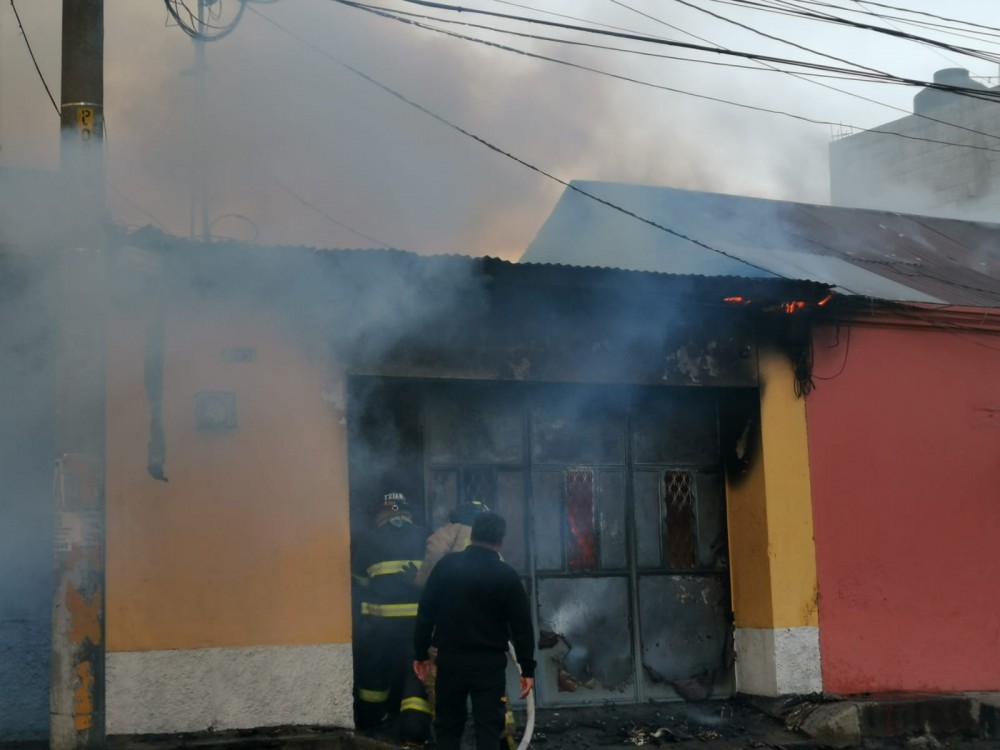 ÚLTIMA HORA: Vea imágenes del incendio que consume casas ubicadas en Calle Real de El Calvario 