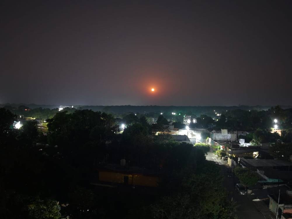 Luna ofrece un espectáculo previo al eclipse de esta noche 