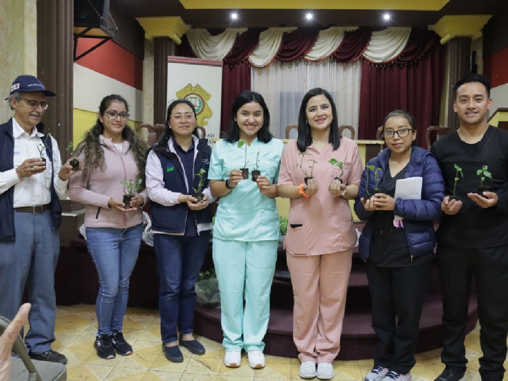 Mamás reciben plantas que ayudan a aumentar la producción de leche materna