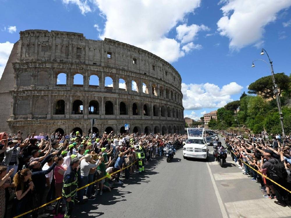 Más de 250 mil personas le dan el último adiós al papa Francisco