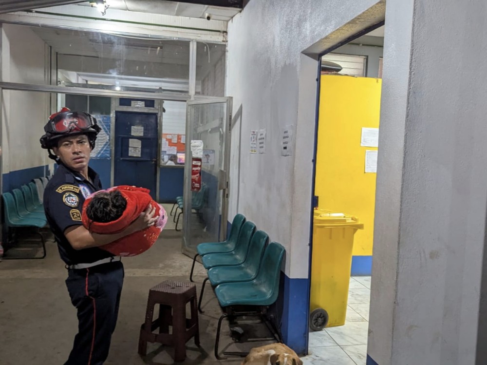 Menor es arrastrada por río y localizada con vida