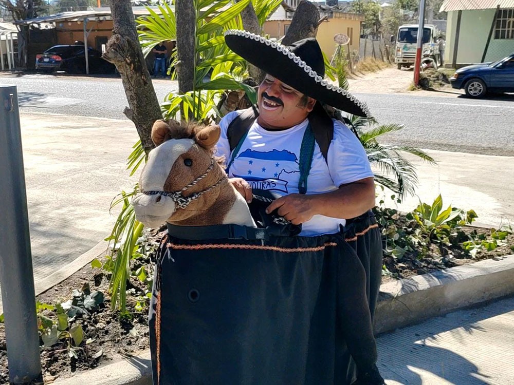 Migrante hondureño se las ingenia para recaudar dinero y regresar a su país