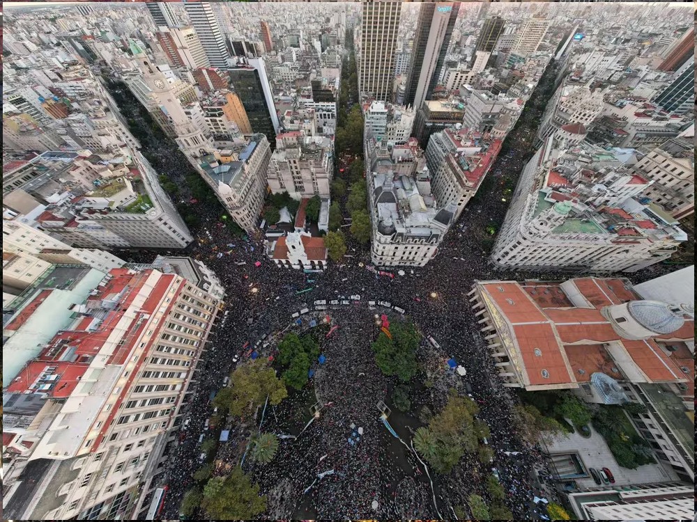 Miles de personas marchan en defensa de la universidad pública en Argentina y contra Milei