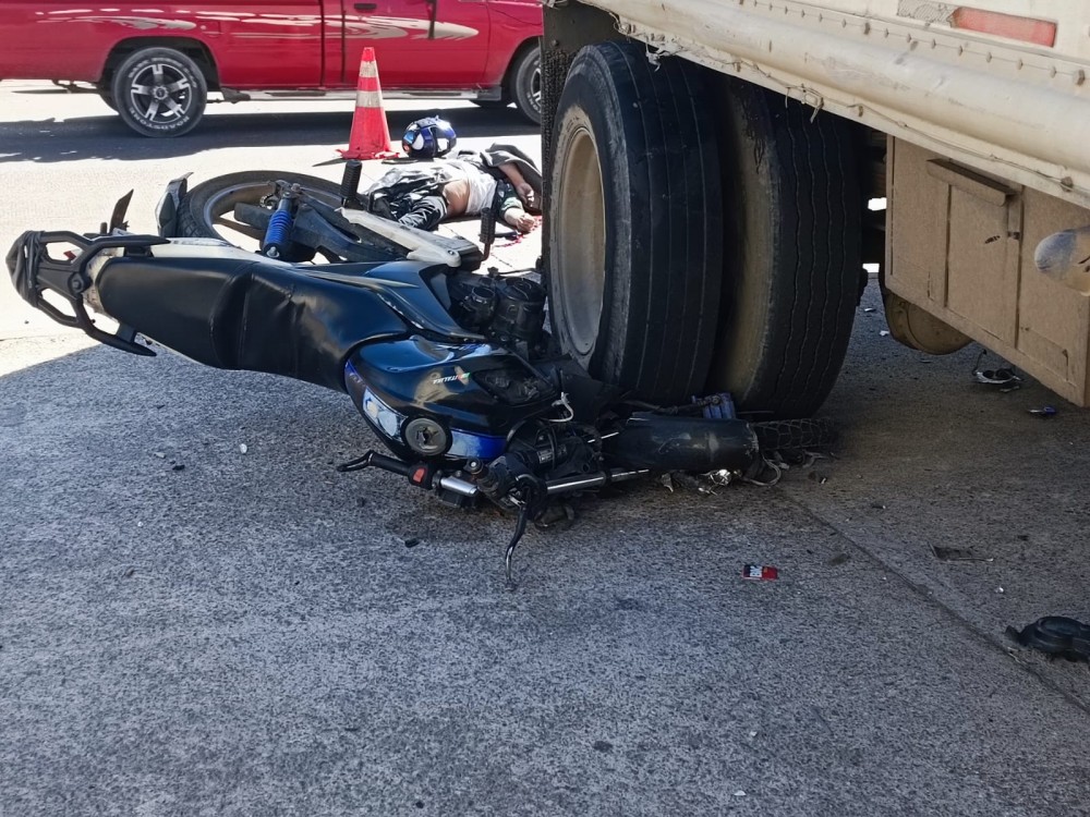 Motorista muere al impactar contra un camión y luego ser arrollado