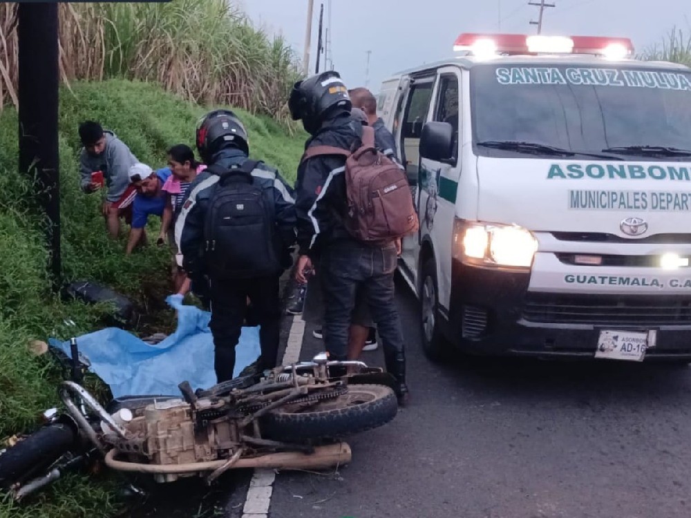 Motorista muere tras chocar contra un poste