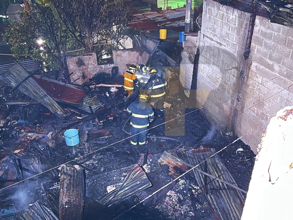 VIDEO: Más de Q100 mil en pérdidas por voraz incendio que consumió casa en la zona 6 de Xela