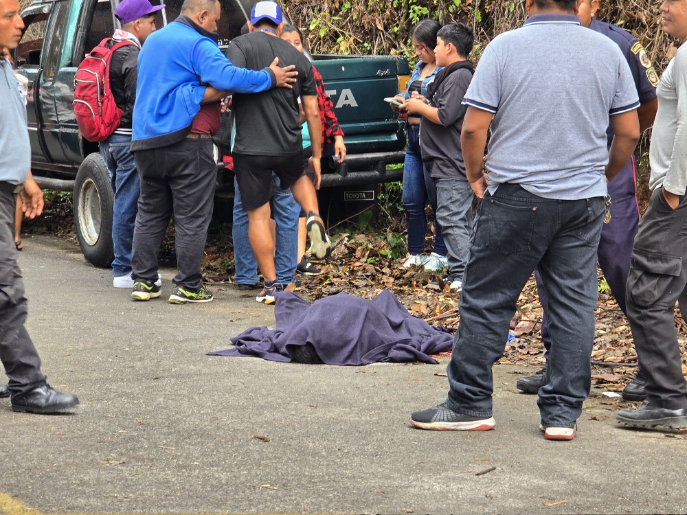 Mujer 63 años fallece tras lanzarse de un vehículo en marcha