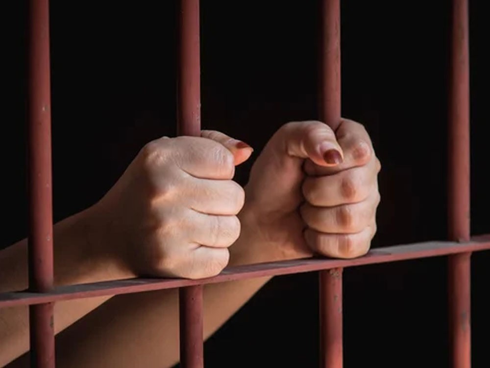 Mujer es condenada a 18 años de prisión por producción y difusión de material pornográfico infantil