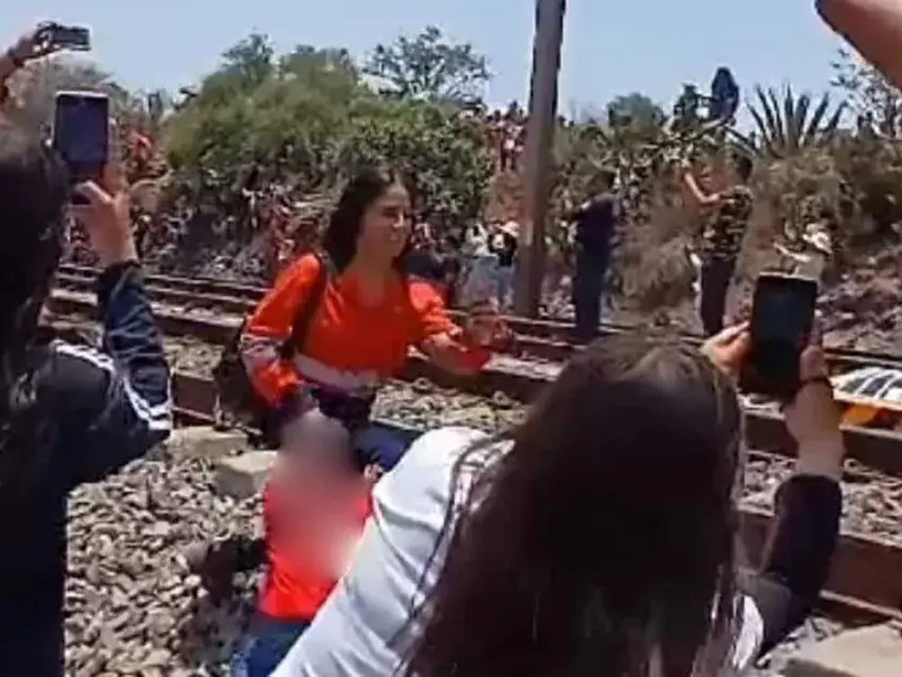 Mujer muere al intentar tomarse una selfie en exhibición de locomotora