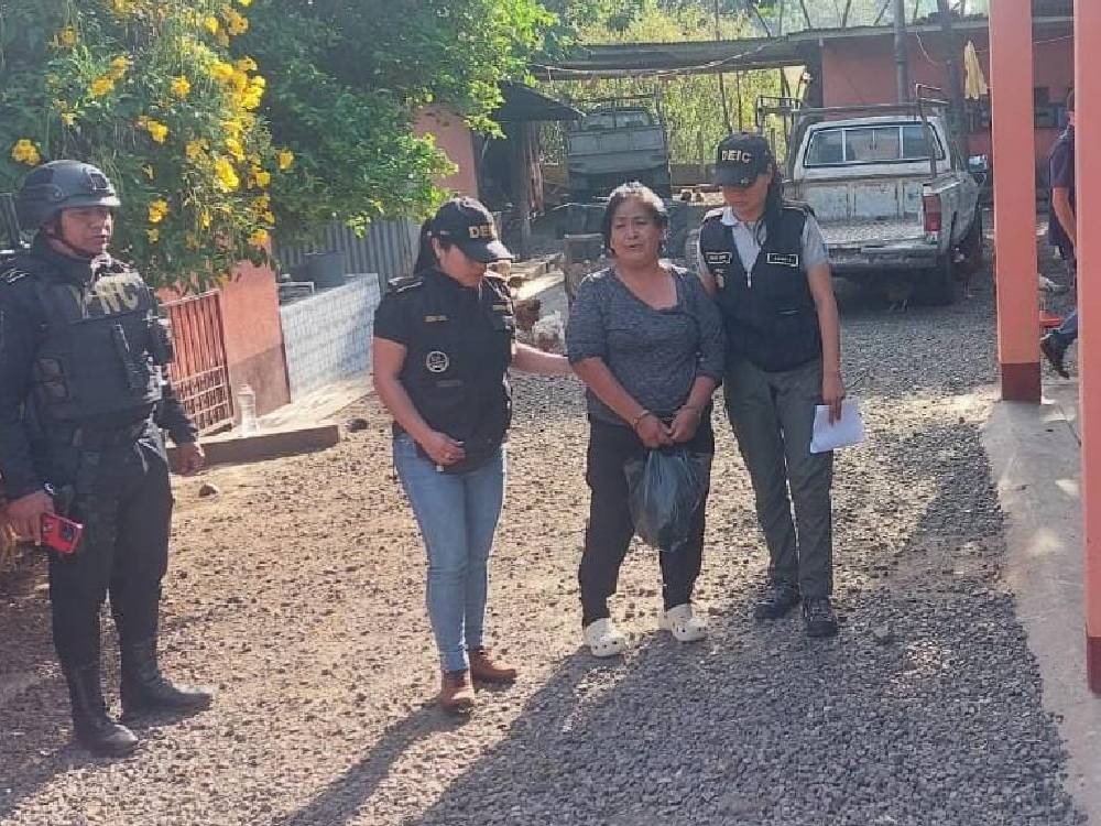 Mujer señalada de asesinato es capturada en allanamiento