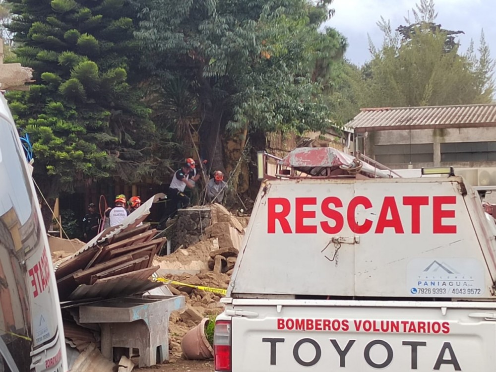 Mujer y niño mueren soterrados en la zona 3 de Xela 