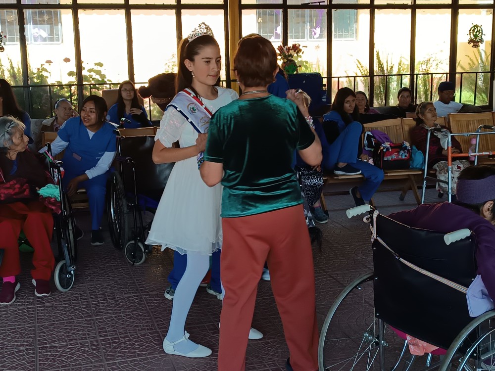 Niña Quetzaltenango y Señorita Deportes celebran el Día de la Madre en el asilo