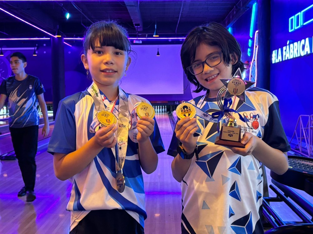 Niños quetzaltecos destacan con medallas en evento de boliche en Costa Rica