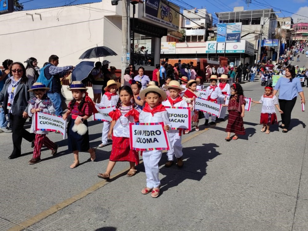 Niños del nivel preprimario desfilan por la Independencia de Huehuetenango