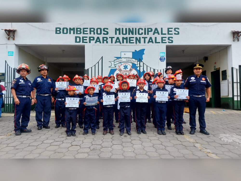 Niños se gradúan como Bomberos Municipales Departamentales 