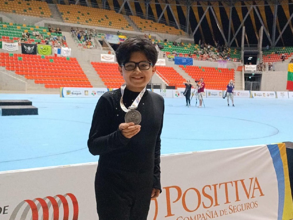 Patinador quetzalteco gana medalla de plata en Colombia