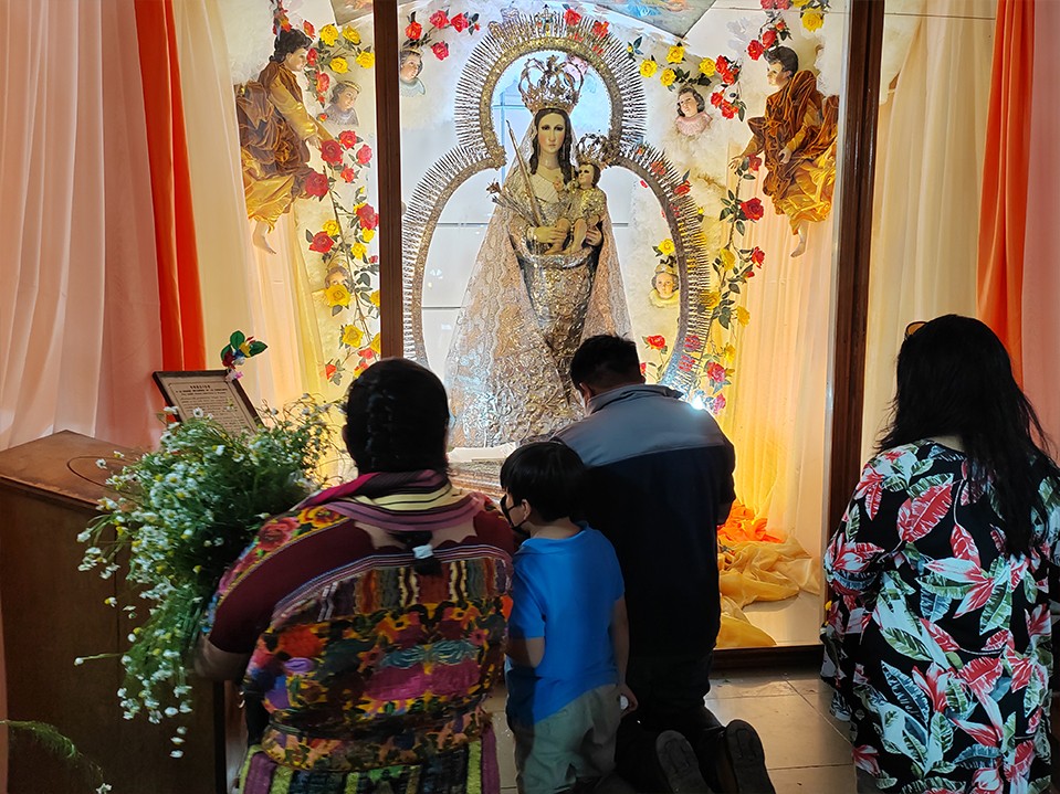 Peregrinos asisten a visitar a la Virgen de Candelaria en Chiantla