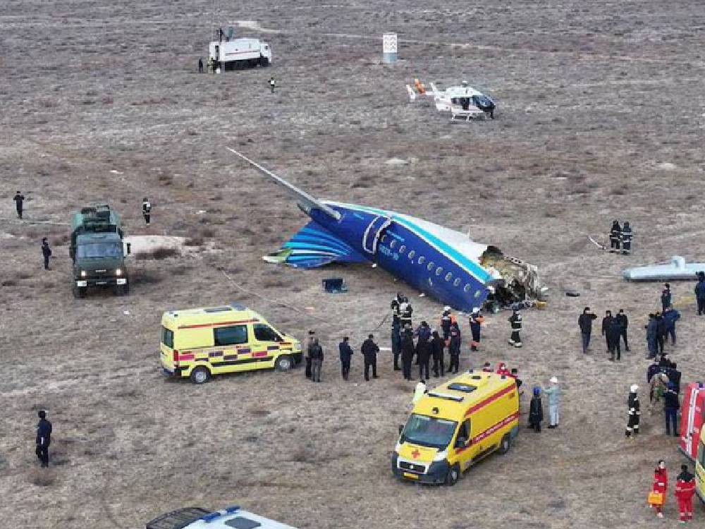 Personas del vuelo Azerbaijan Airlines dicen que escucharon un estruendo antes del accidente