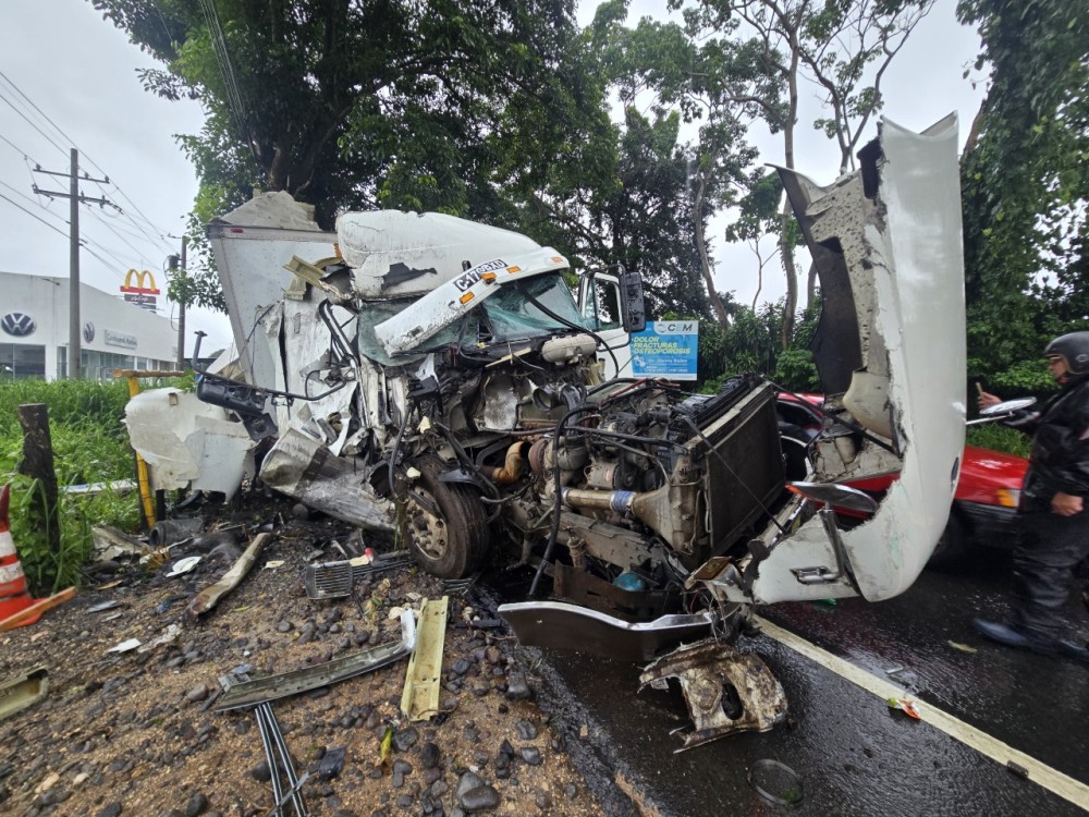 Piloto de tráiler se duerme al volante y se accidenta en Mazatenango